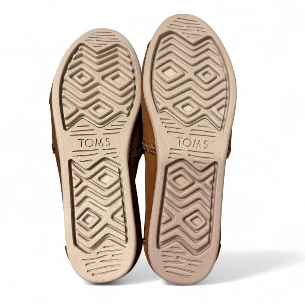 TOMS Tan Leather Slip On Flats Kids Sz 5 Comfort Shoes Capsule‎ Boho Minimalist